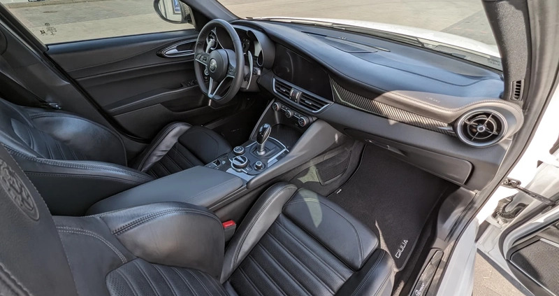 Alfa Romeo Giulia cena 133000 przebieg: 57000, rok produkcji 2019 z Zawiercie małe 407